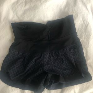 HIGHWAISTED, PATTERNED LULULEMON SHORTS
